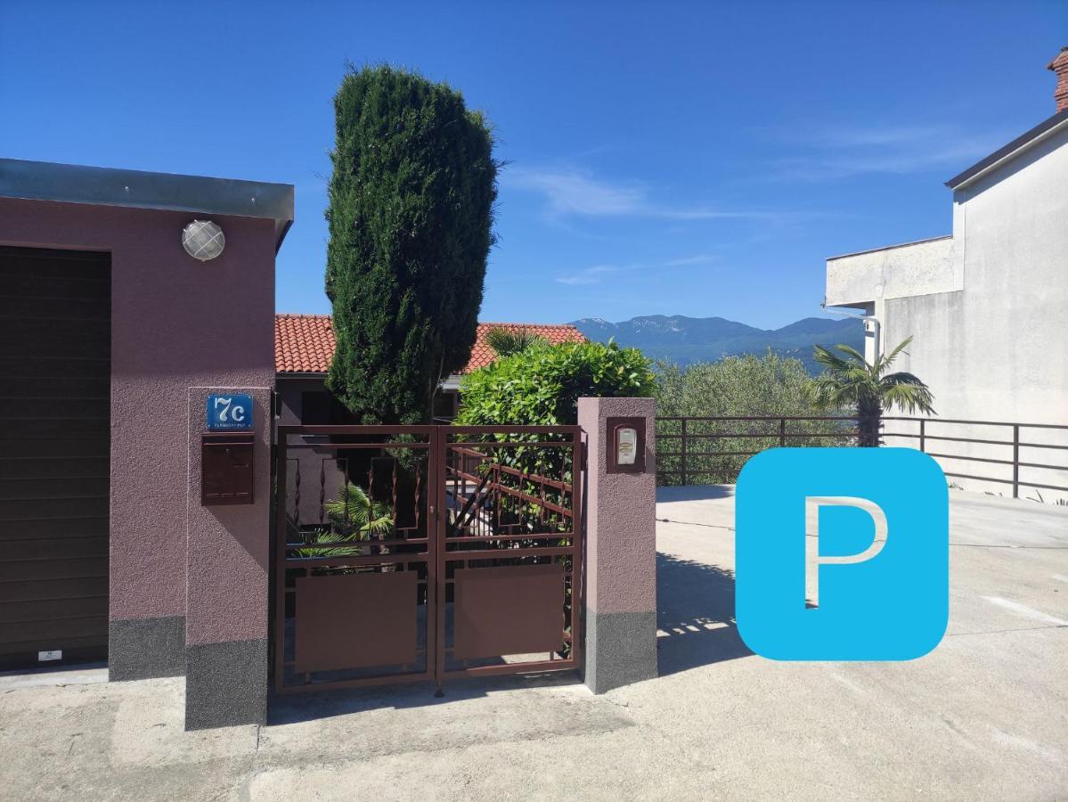 Apartman Lamia S Pogledom Na More Rijeka Ngoại thất bức ảnh